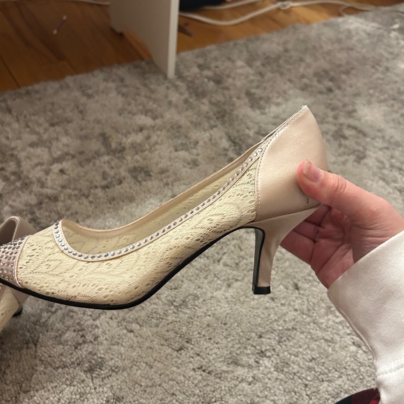 Cararros Lace Gold pointed Toe Heels Size 7.5 - Picture 2 of 5